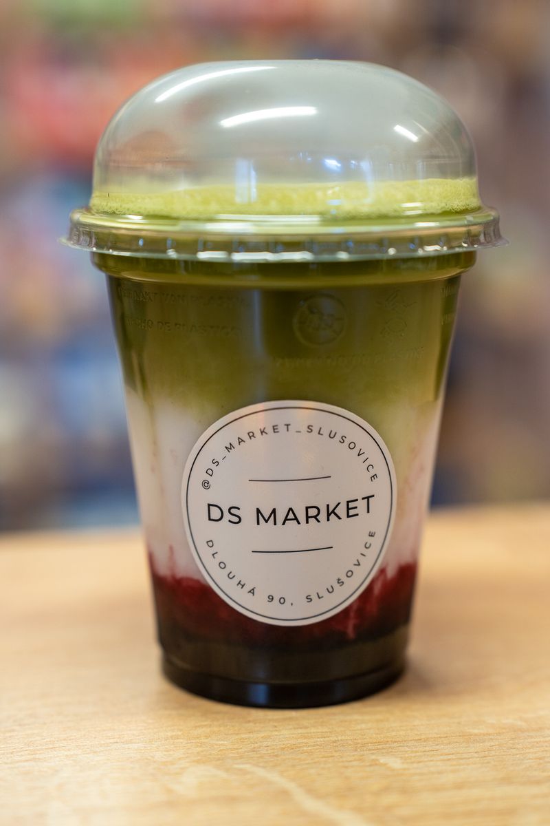 BIO Matcha Latté s ovocným pyré připravené s sebou v DS Marketu