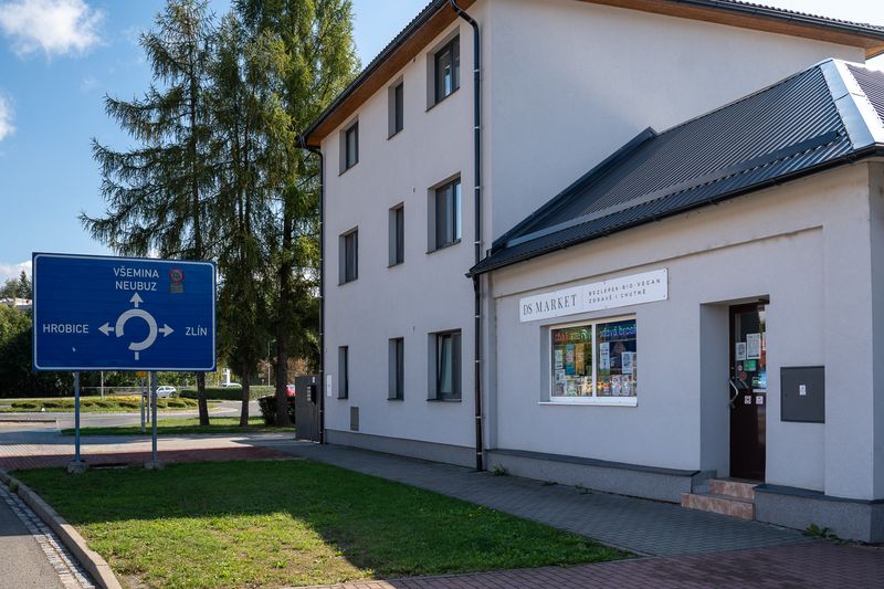 Vchod do prodejny DS Market na adrese Dlouhá 90 ve Slušovicích