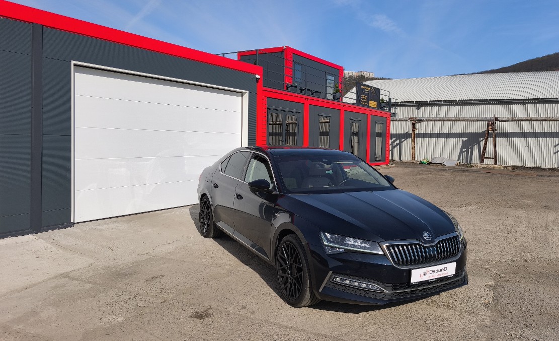 Škoda Superb III - aktivní subwoofer do rezervy