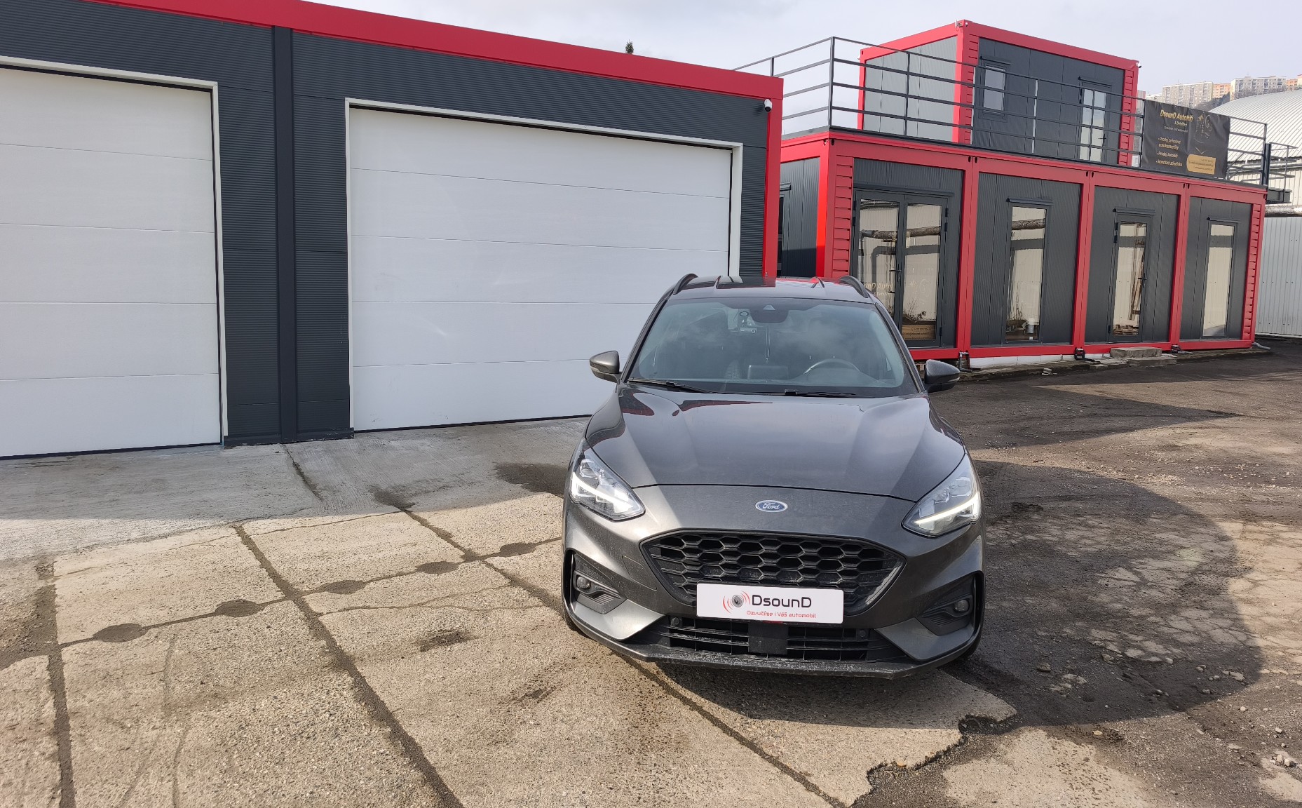 Ford Focus ST Line - aktivní subwoofer