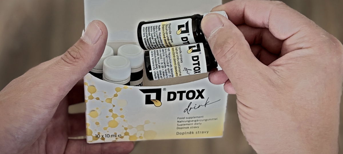 Otevřený DTOX Drink Box v rukou