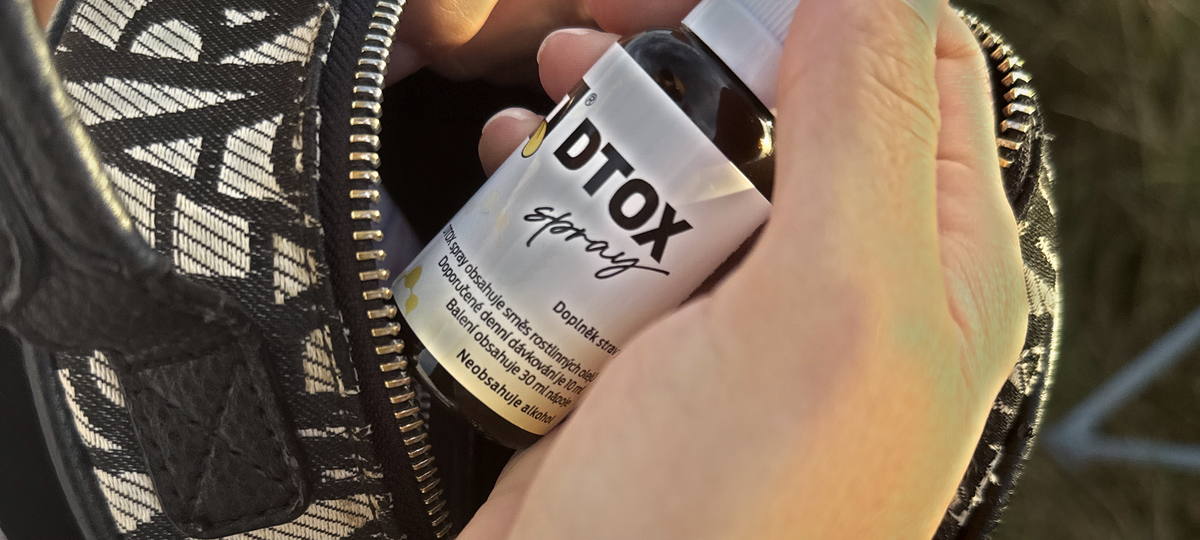 DTOX Spray v ruce