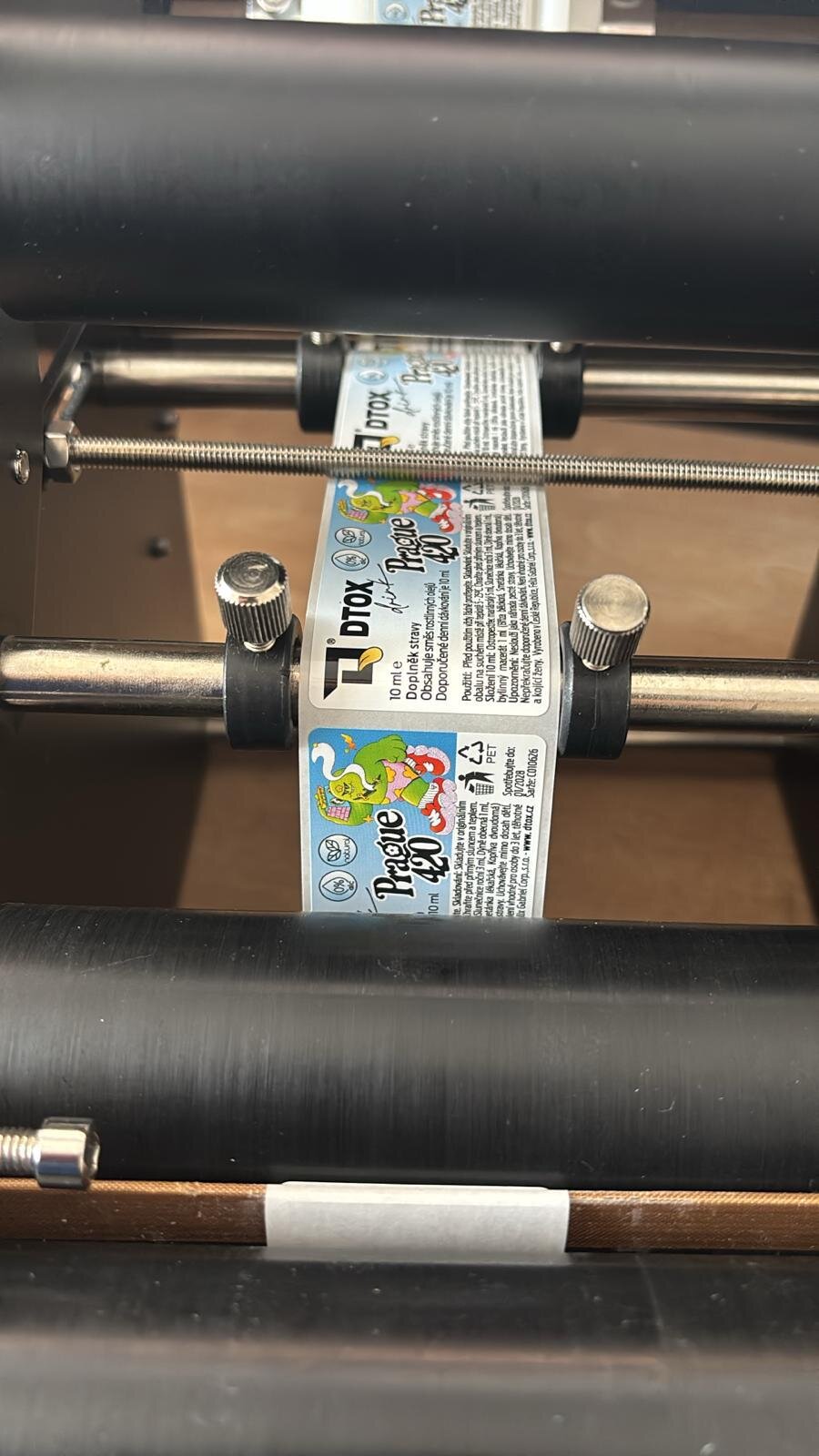 DTOX × Prague 420 — collab etikety v tiskárně