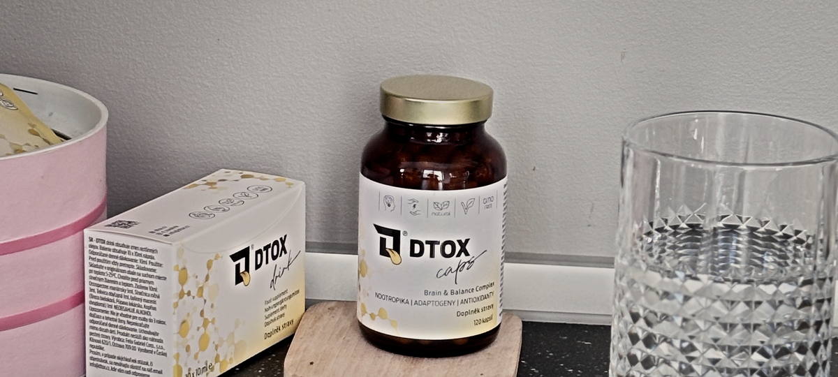 Otevírání lahvičky DTOX CAPS