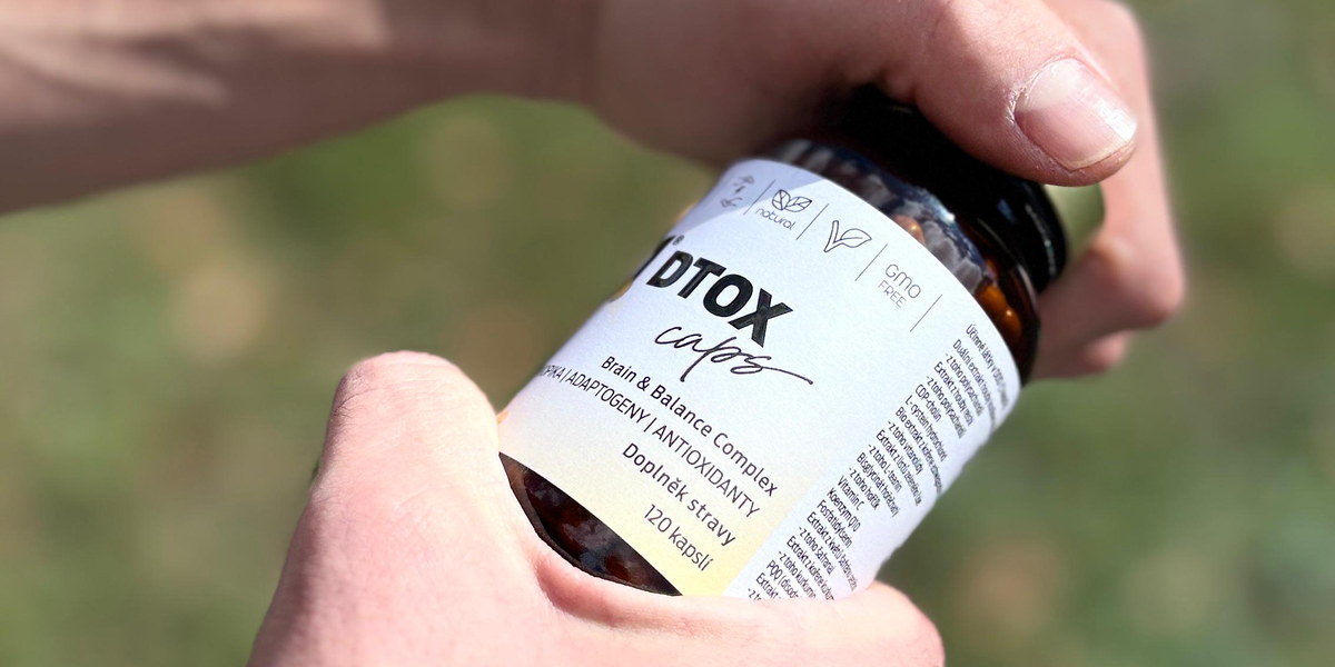 Otevírání lahvičky DTOX CAPS