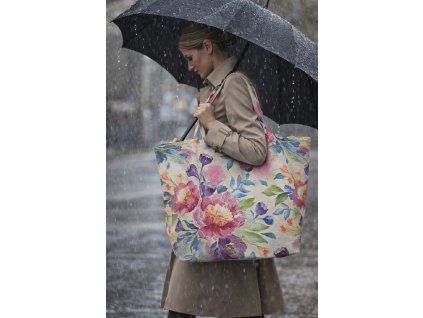 Elegant žena s květinovou taškou