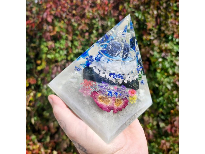 Pyramida šungit, sodalit, fosforuje