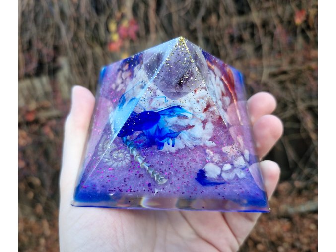 Pyramida intuice s ametystem fosforuje