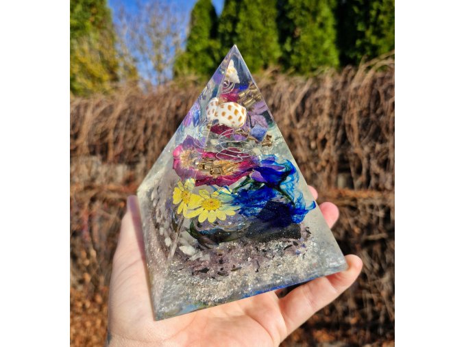 Pyramida onyx, křišťál, sodalit, květ