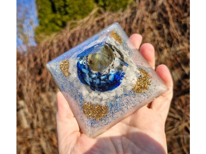 Pyramida intuice a proměny,  labradorit
