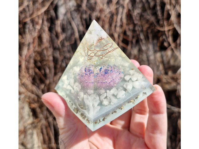 Pyramida květ jemně fosforuje