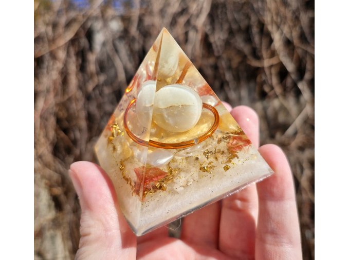 Pyramida pruhovaný achát