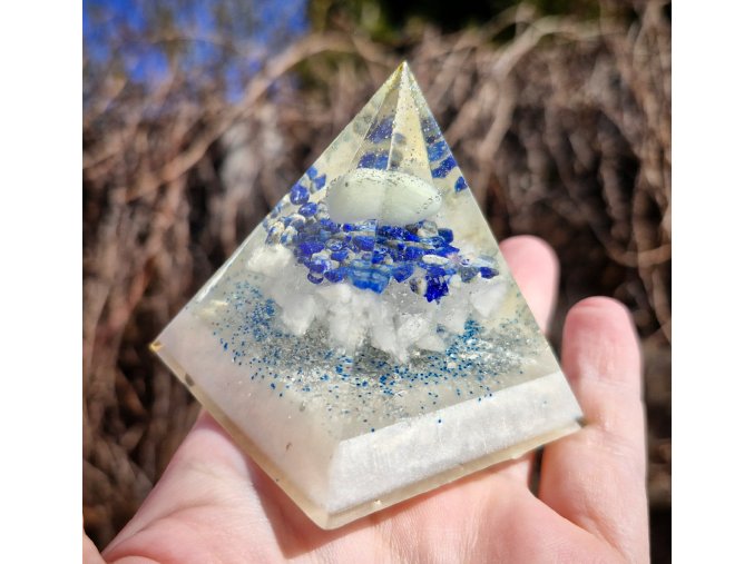 Pyramida lapis lazuli jemně fosforuje