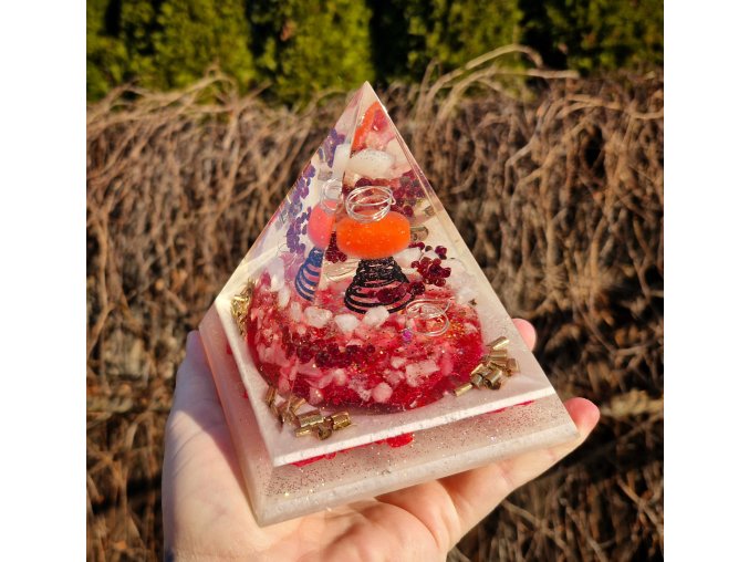 Pyramida ženství - granát, křišťál, fosforuje