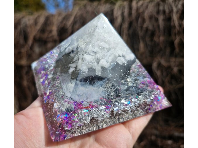Pyramida silnější, šungit, křišťál