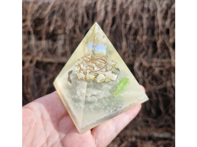 Pyramida andělská, měsíční kámen, fosforuje