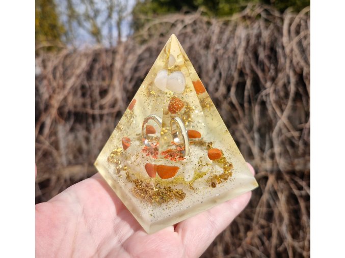 Pyramida prstýnek růženín, jaspis, fosforuje