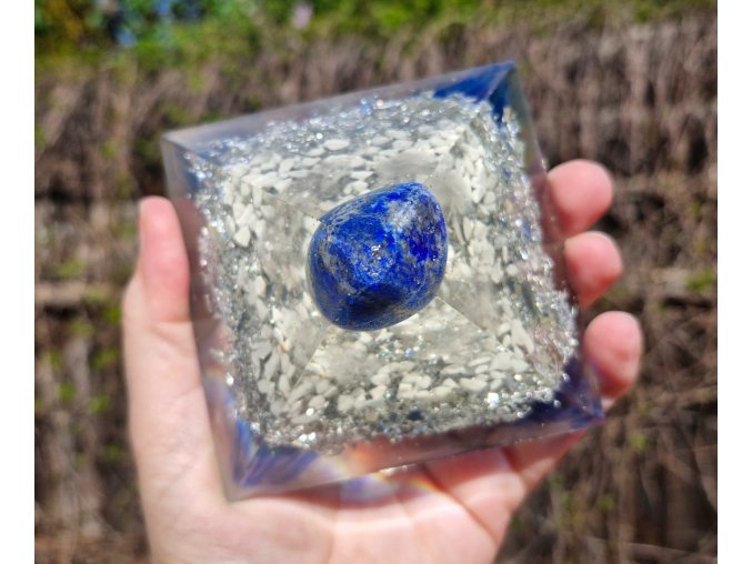 Pyramida uklidnění lapis lazuli, howlit,, křišťál