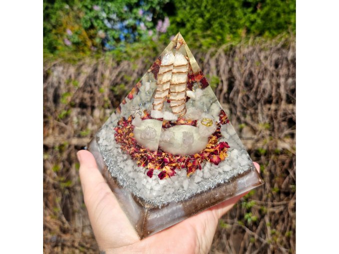 Pyramida rozkvětu, křemen spice z Vysočiny, fosforuje, silná
