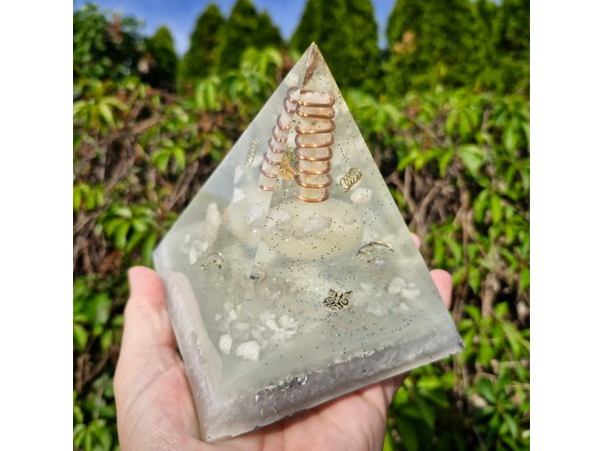 Pyramida očisty, krystal z Vysočiny, fosforuje