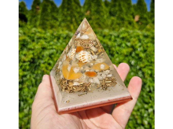 Pyramida křišťál, jemně fosforuje