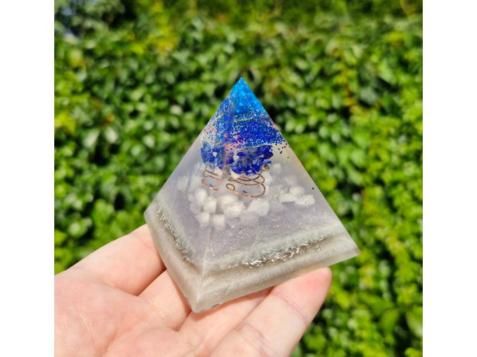 Pyramida lapis lazuli, křišťál