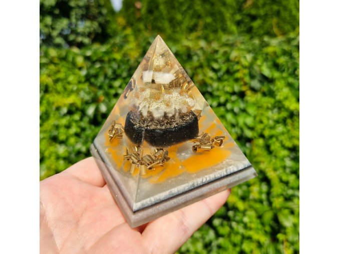 Pyramida křišťál, jemně fosforuje