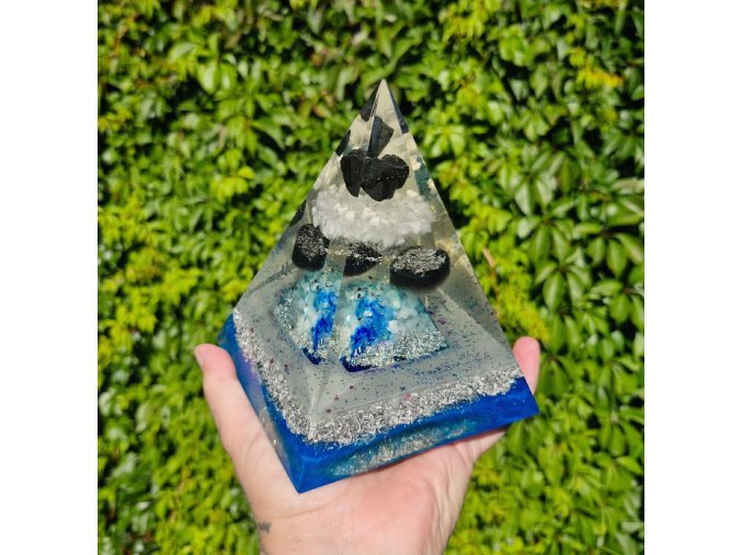 Pyramida šungit, křišťál, fosforuje, silné působení