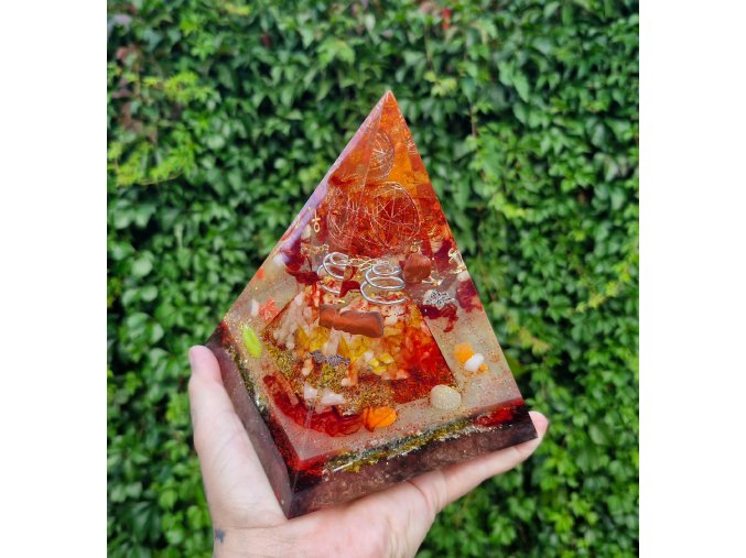 Pyramida mayského ohně,  jaspis, křišťál, jemně fosforuje