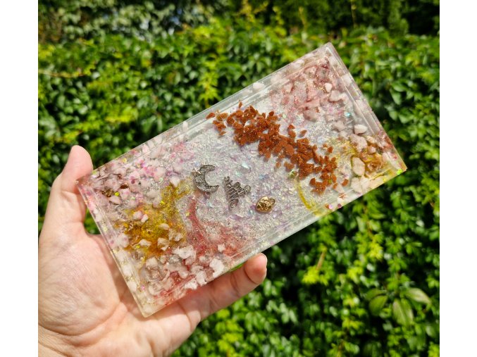 Podtácek živec zlatý, křišťál