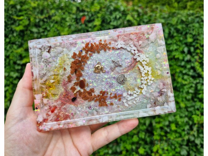 Podtácek živec zlatý, křišťál