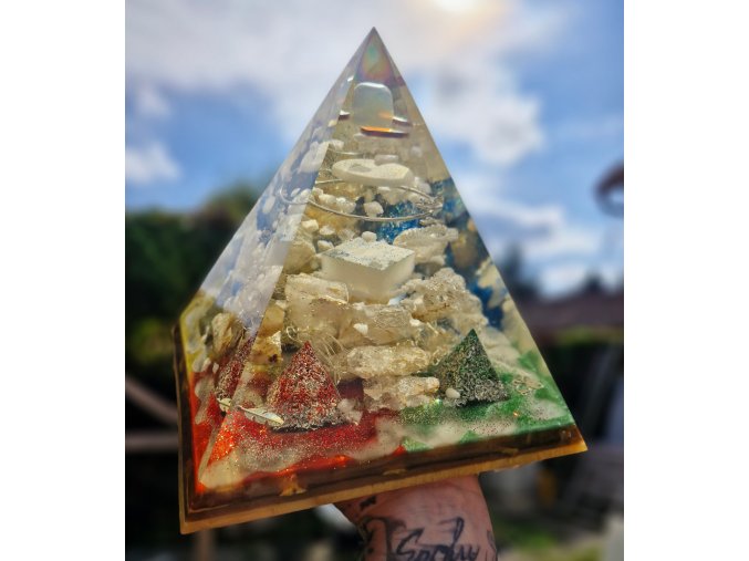 Pyramida 5. ŽIVLŮ, MEGA VELKÁ - KŘIŠŤÁL Z VYSOČINY, MĚSÍČNÍ KÁMEN - fosforuje i svítí