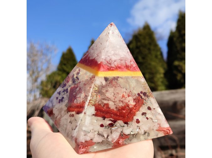 Pyramida Mayská s granátem - drobná vada