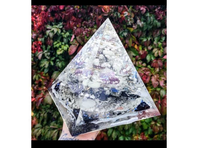 Pyramida MEGA VELKÁ - ONYX, MĚSÍČNÍ KÁMEN fosforuje