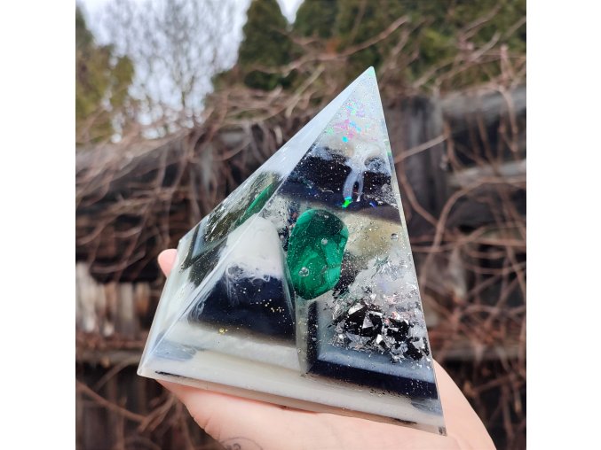Pyramida speciál šungit, malachit, fosforuje