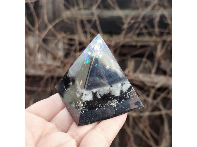 Pyramida šungit černá