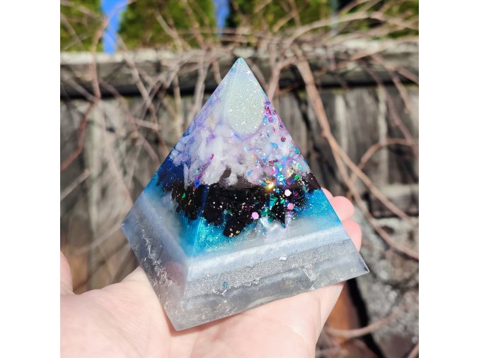 Pyramida se šungitem fosforuje