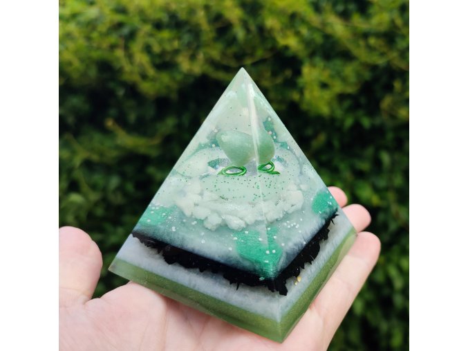 Pyramida chalcedon, Šungit, fosforuje