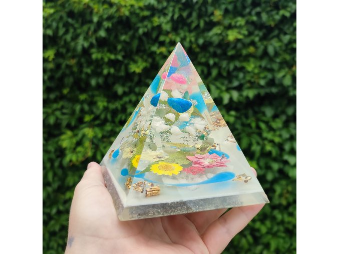 Pyramida květy, jemně fosforuje