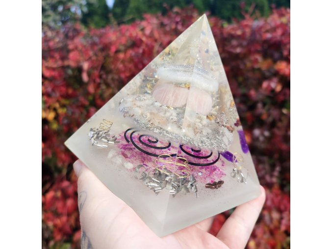 Pyramida růženín, andělská křídla, fosforuje