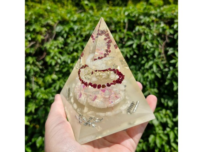 Pyramida andělská s granátem, jemně fosforuje