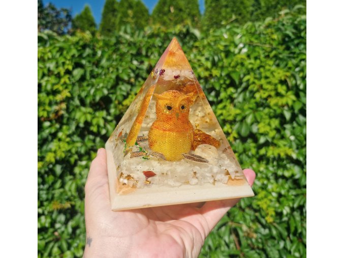Pyramida úspěchu s jantarem a granátem