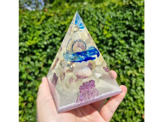 Pyramida prstýnek lásky s růženínem, fosforuje