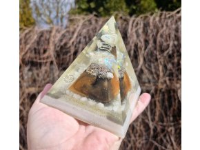 Pyramida mayská křišťál fosforuje