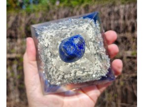 Pyramida uklidnění lapis lazuli, howlit,, křišťál