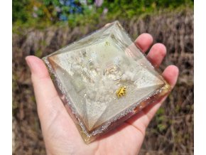 Pyramida opalit, křišťál fosforuje
