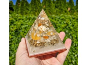 Pyramida křišťál, jemně fosforuje