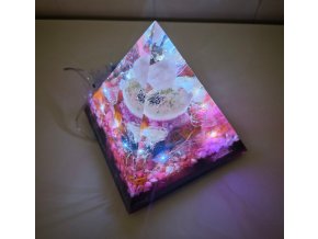 Pyramida lásková s růženínem, fosforuje, svítící