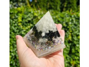 Pyramida čištění šungit křišťál, fosforuje