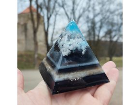 Pyramida se šungitem fosforuje